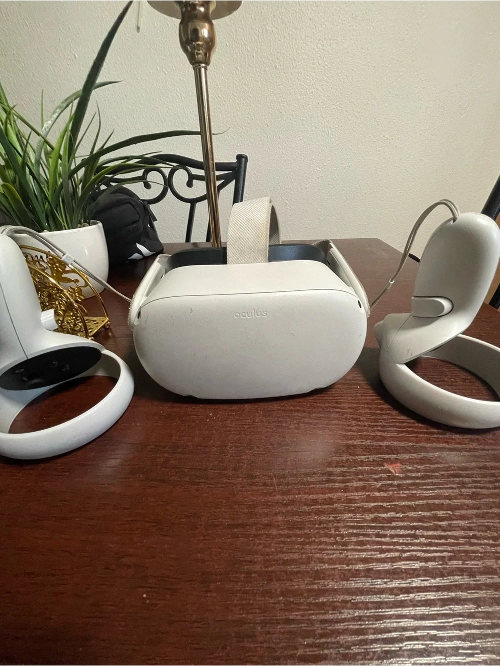Oculus Standalone VR Headset with White Controllers